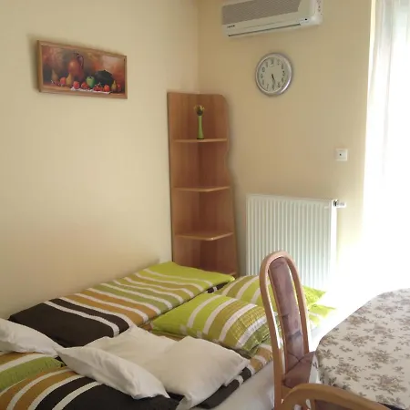 アパート Nikola Udvari Medence シオーフォク