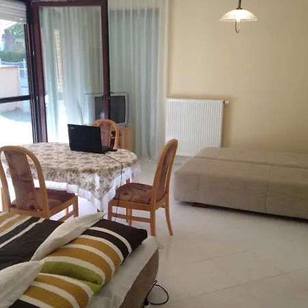 Nikola Udvari Medence *