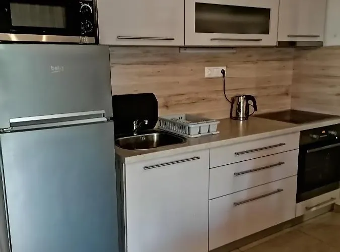 Nikola Udvari Medence